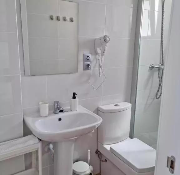 3-Bett-Standardzimmer, Hostal Nerjasol