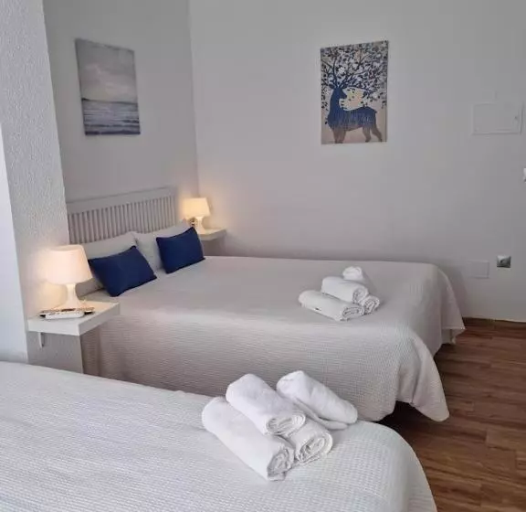 4 Bett Standardzimmer, Hostal Nerjasol
