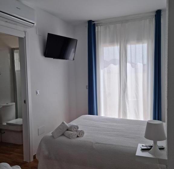 Четырехместный Номер Стандарт, Hostal Nerjasol