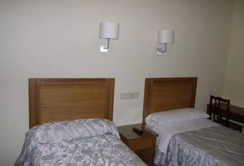 اتاق استاندارد سه نفره, Hostal Rivera   Atocha