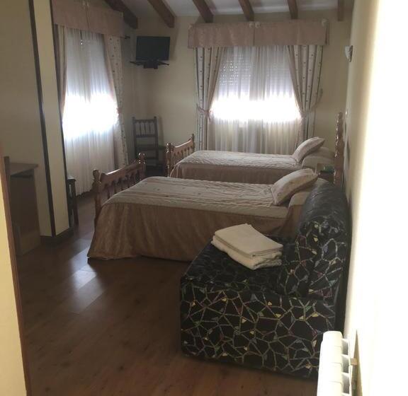 标准三人间, Hostal El Escudo