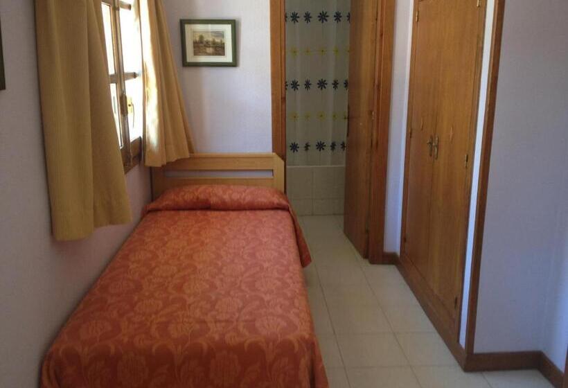اتاق استاندارد سه نفره, Hostal Centro