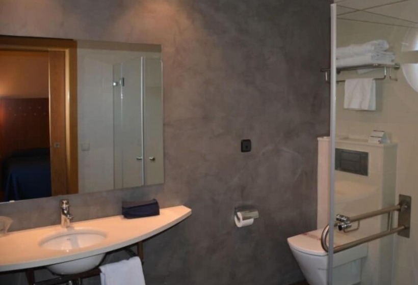 חדר סטנדרט לשלושה, J. Balmes Vic