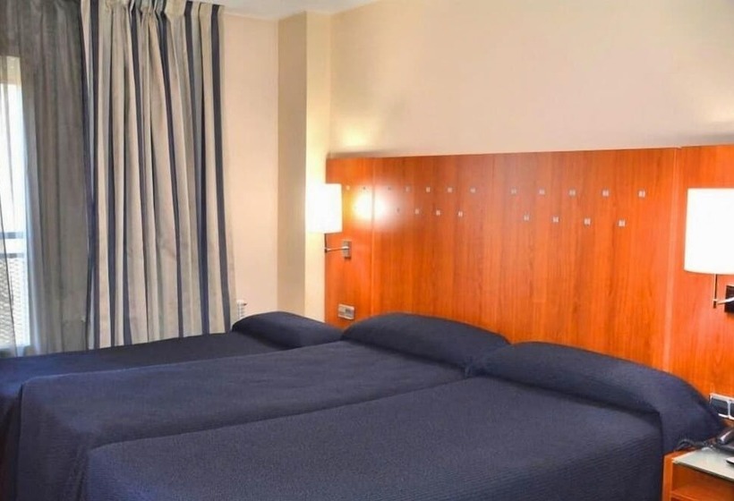 חדר סטנדרט לשלושה, J. Balmes Vic