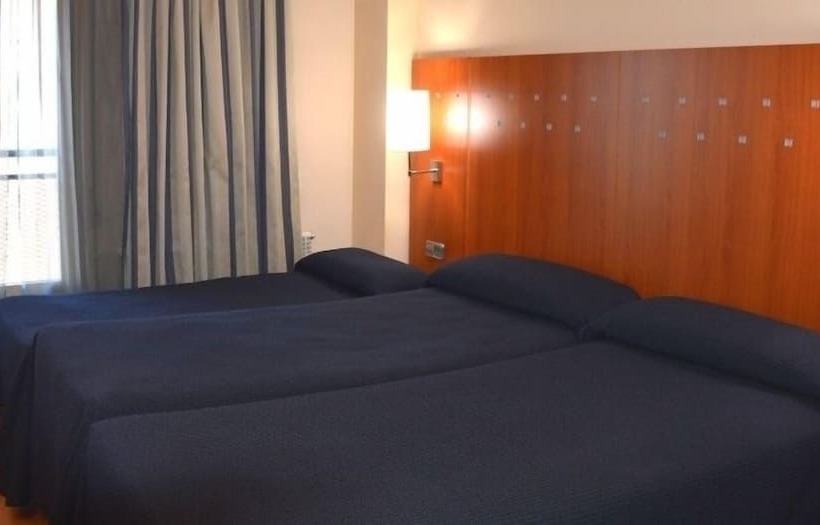 חדר סטנדרט לשלושה, J. Balmes Vic