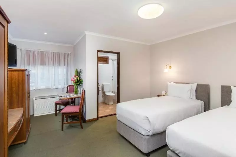 Standard-studio, Adelaide Inn