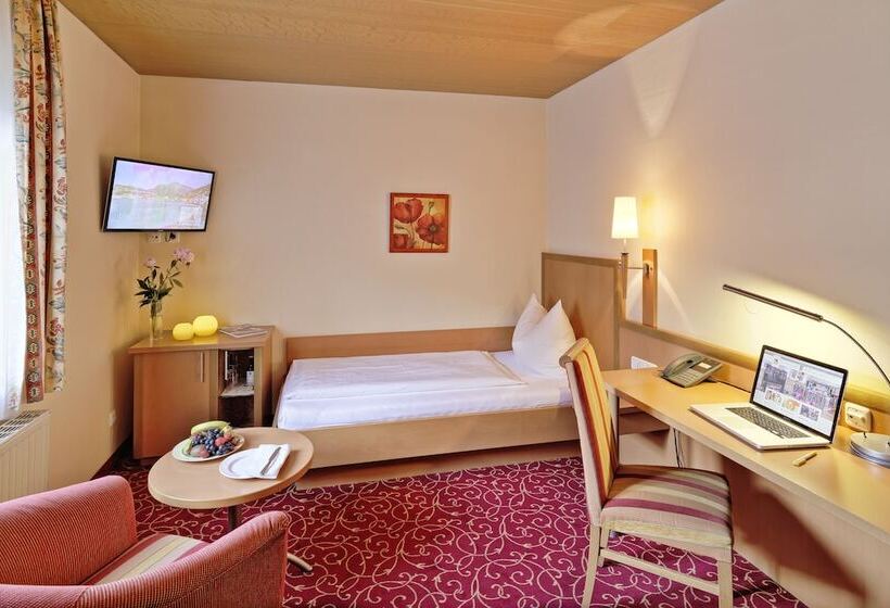 标准单人间, Mader