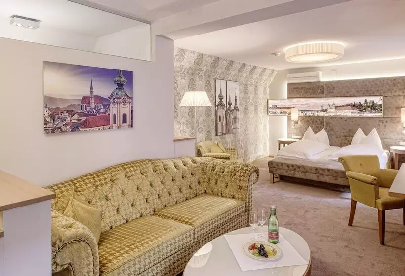 Suite Junior, Mader