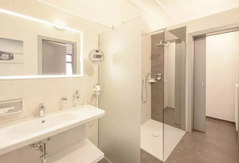 Suite Junior, Mader