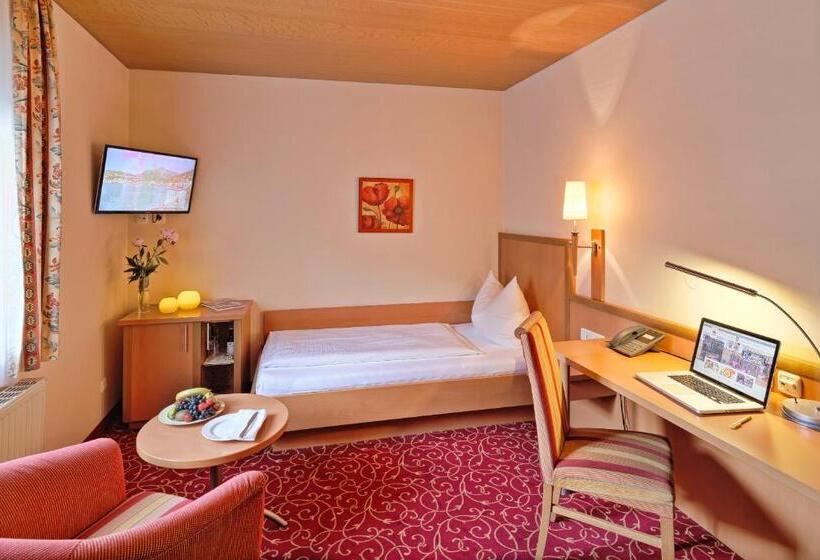 标准单人间, Mader