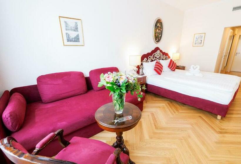 수피리어 룸, Royal