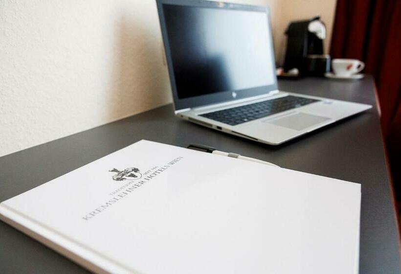 디럭스 룸, Royal