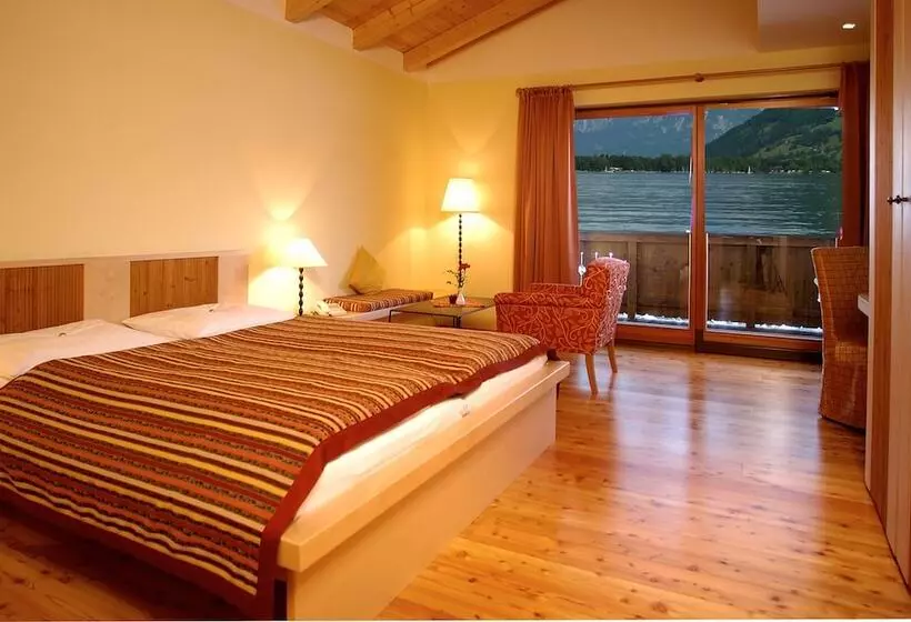 Superior room with lake view, Seevilla Freiberg