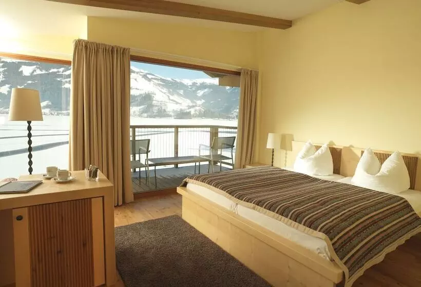 Superior room with lake view, Seevilla Freiberg