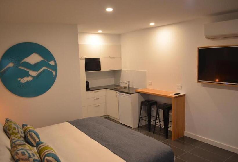 Deluxe Suite King Bed, Bright Colonial Motel