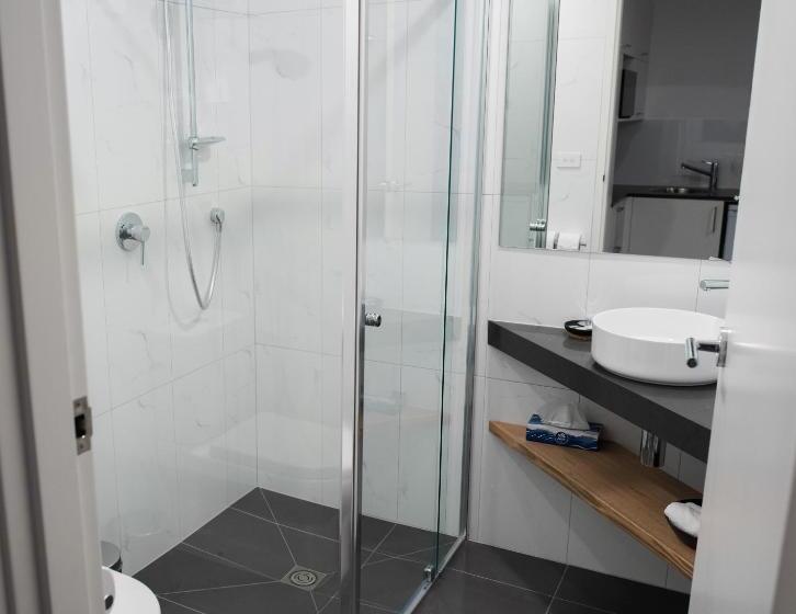 سوییت لوکس, Bright Colonial Motel