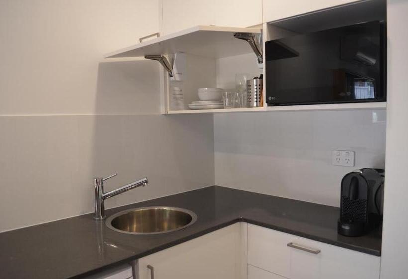 سوییت لوکس, Bright Colonial Motel