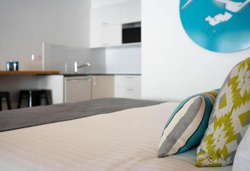 سوییت لوکس, Bright Colonial Motel