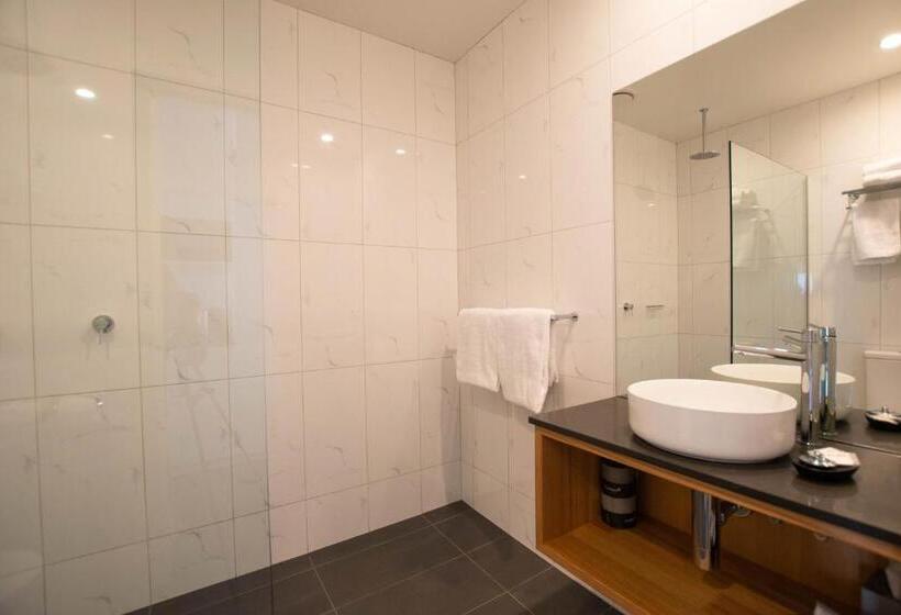 سوییت خانوادگی, Bright Colonial Motel