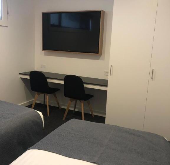 سوییت خانوادگی, Bright Colonial Motel