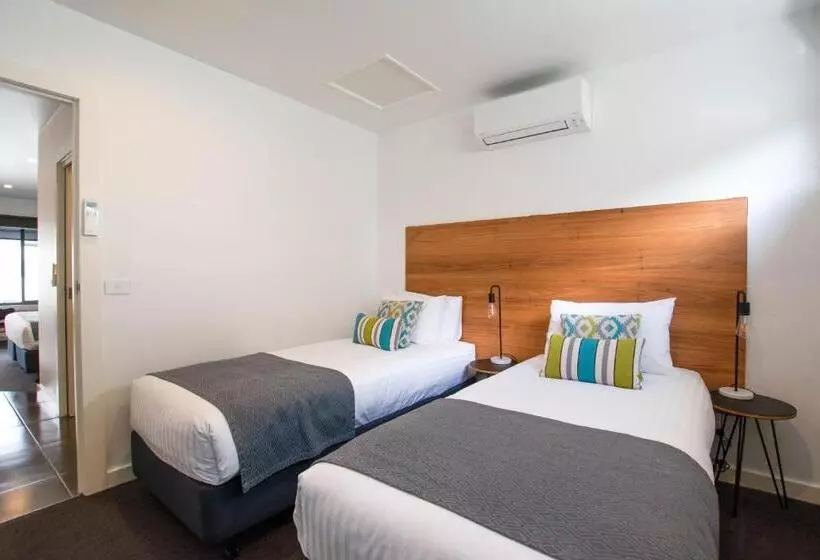 سوییت خانوادگی, Bright Colonial Motel