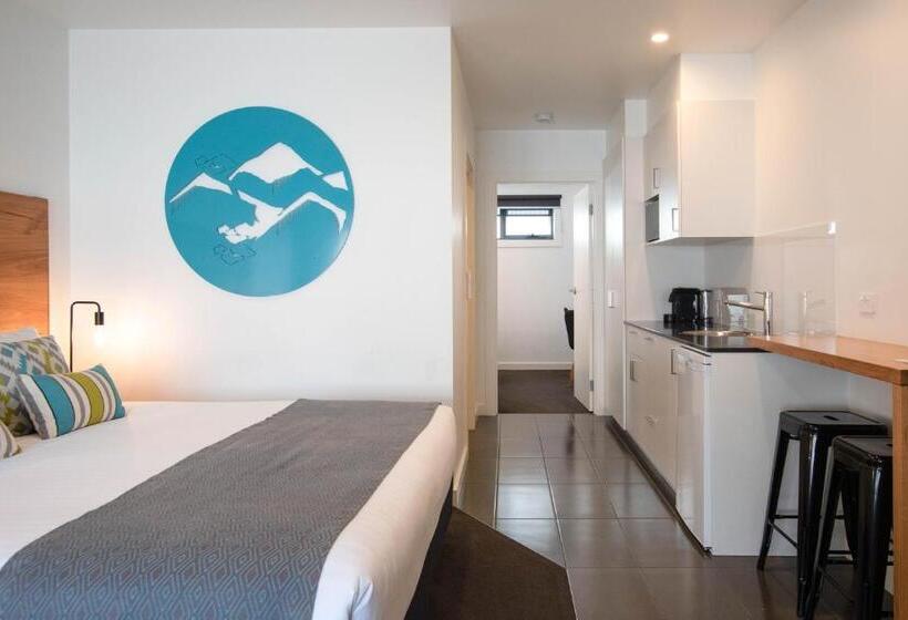 سوییت خانوادگی, Bright Colonial Motel