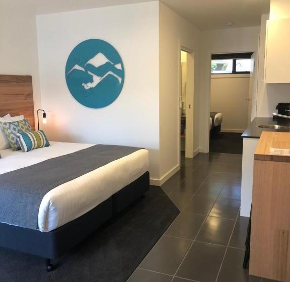 سوییت خانوادگی, Bright Colonial Motel