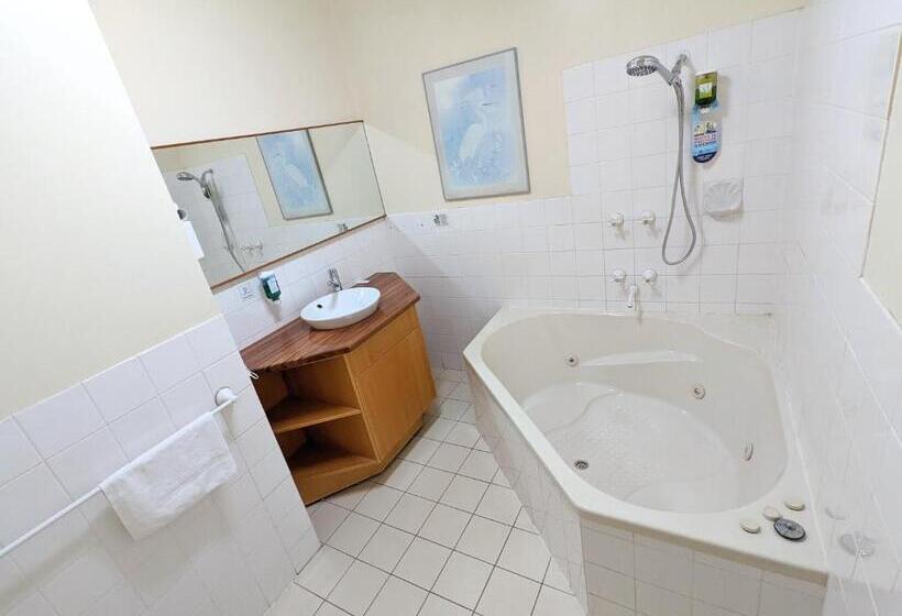 جناح, Homestead Motor Inn & Apartments