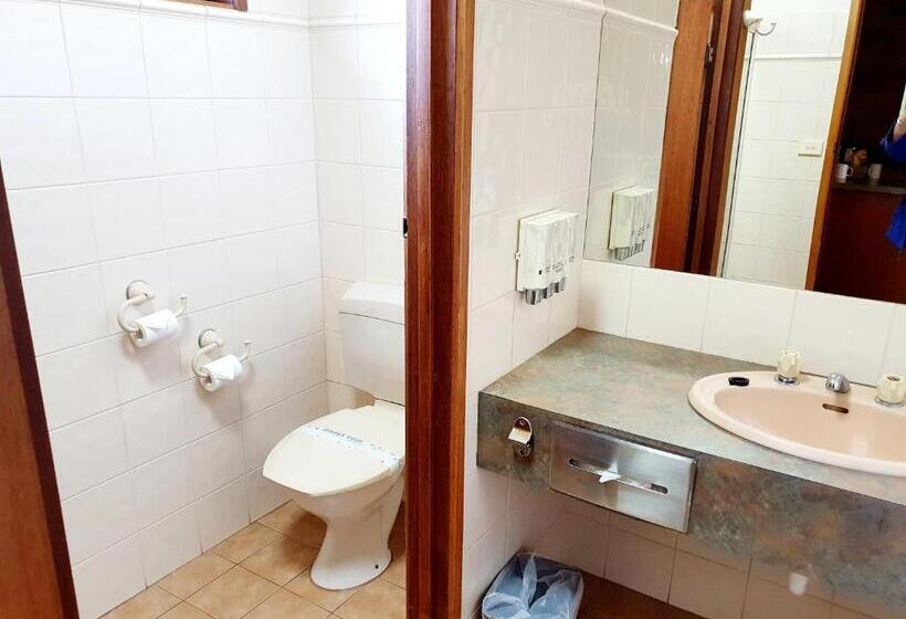 חדר משפחתי, Golden Grain Motor Inn