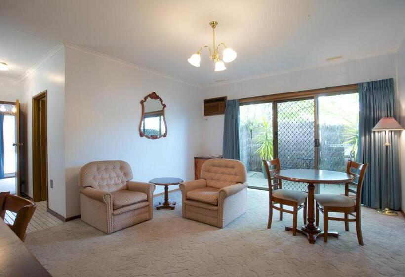 חדר סופריור עם ג'קוזי, Golden Grain Motor Inn