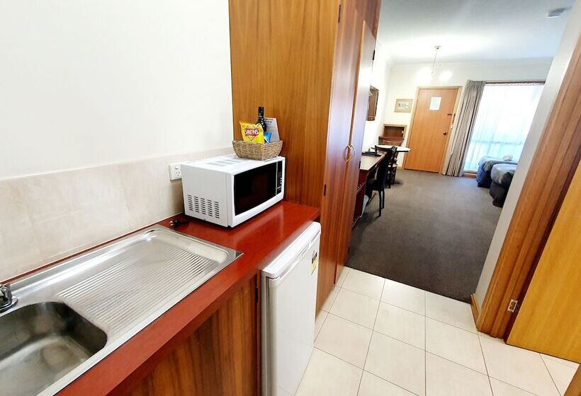 חדר משפחתי, Golden Grain Motor Inn