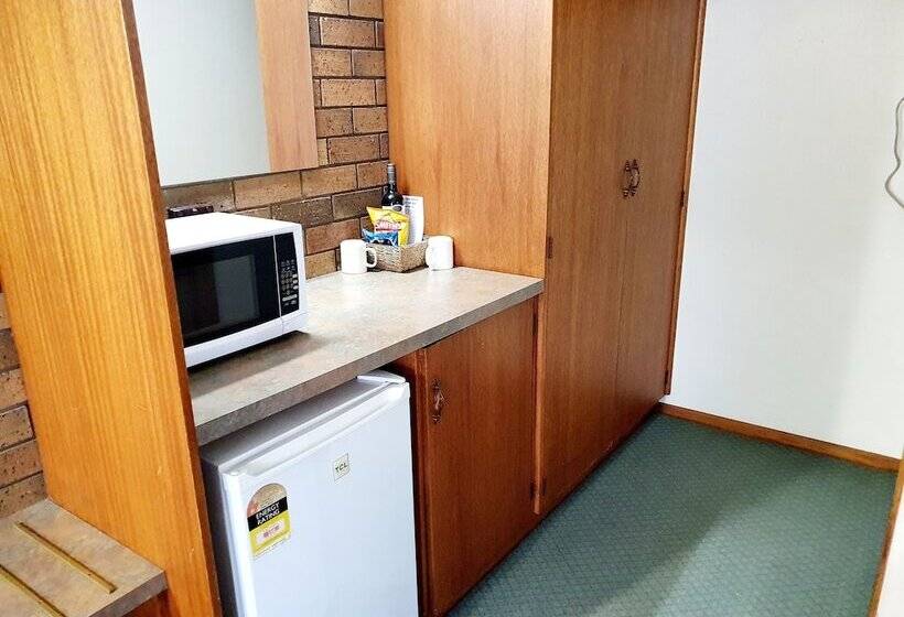 חדר משפחתי, Golden Grain Motor Inn