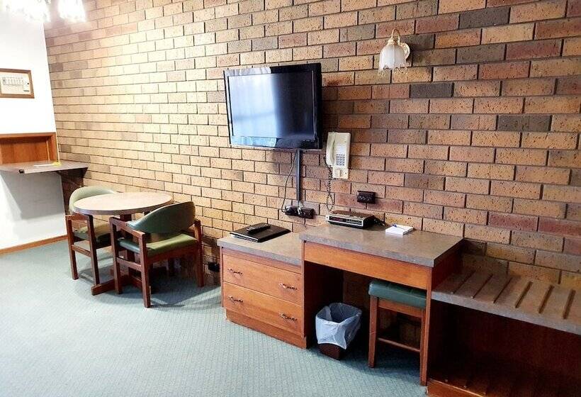 חדר משפחתי, Golden Grain Motor Inn