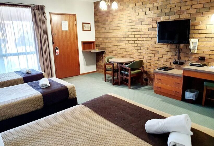 חדר משפחתי, Golden Grain Motor Inn