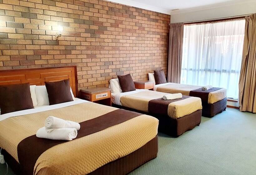 패밀리 룸, Golden Grain Motor Inn