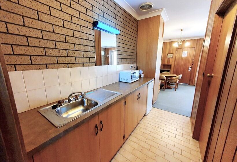 חדר משפחתי, Golden Grain Motor Inn