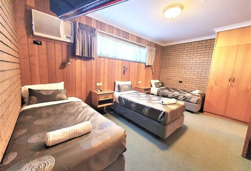 패밀리 룸, Golden Grain Motor Inn