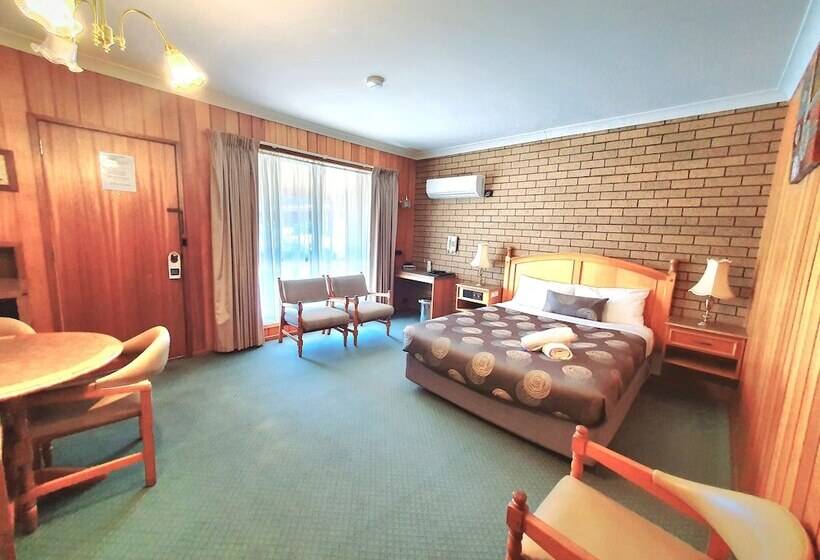 חדר משפחתי, Golden Grain Motor Inn