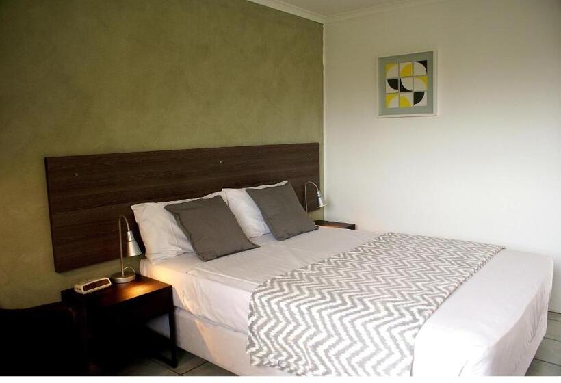 스탠다드 스튜디오, Mackay Motor Inn