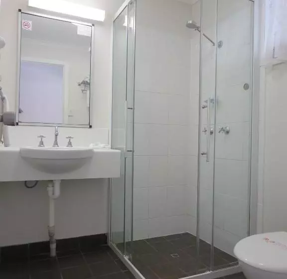 Standard-studio, Mackay Motor Inn