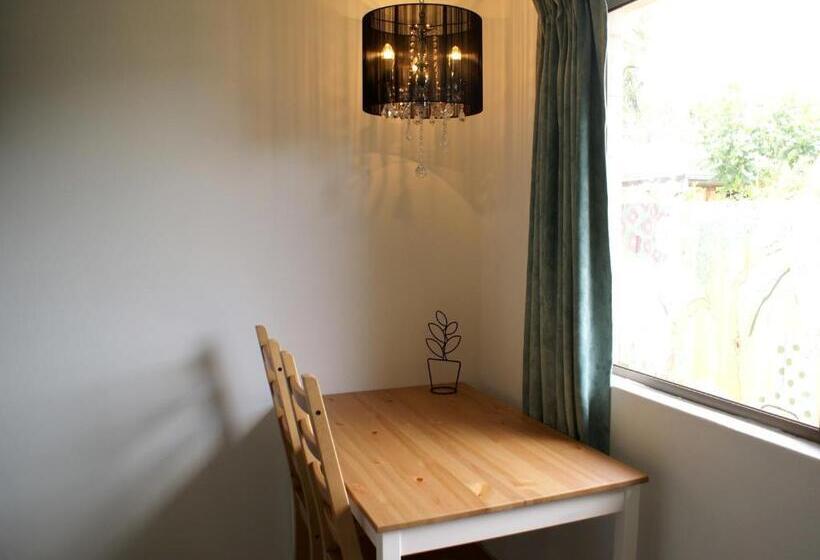 استودیوی استاندارد, Mackay Motor Inn