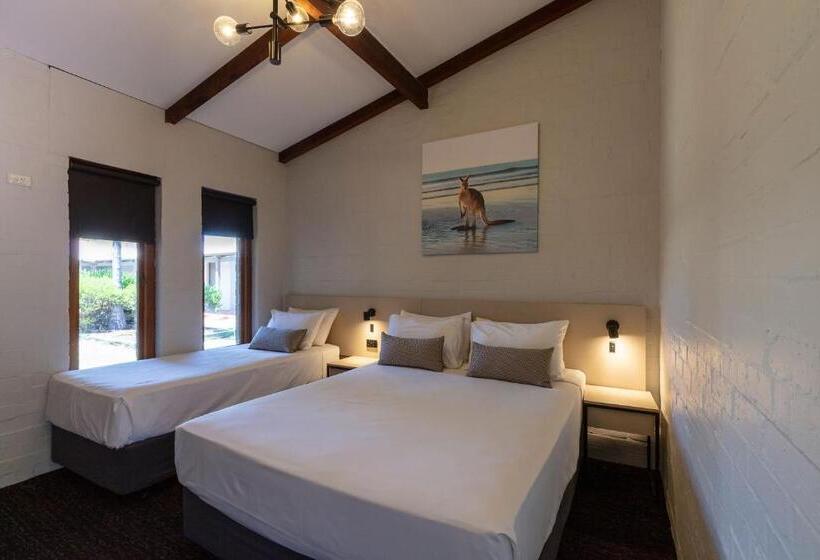 غرفة عائلية, Nightcap At Wintersun