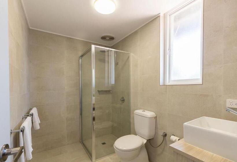 غرفة عائلية, Nightcap At Wintersun