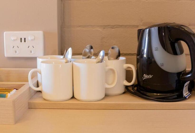 غرفة عائلية, Nightcap At Wintersun