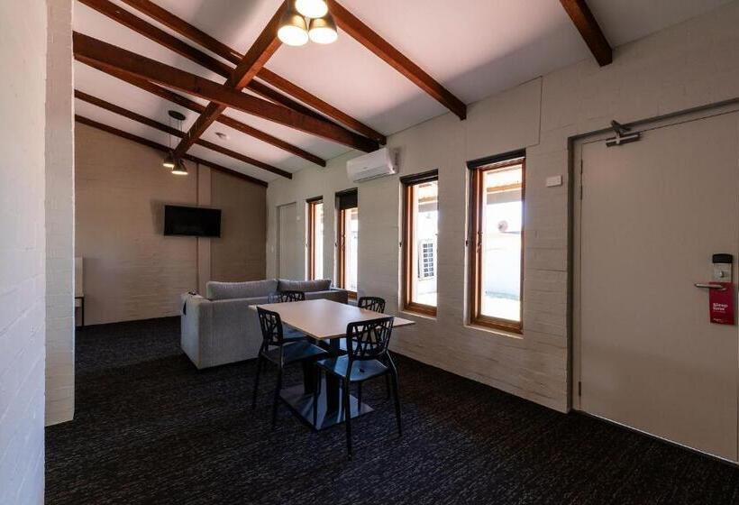 شقة غرفة واحدة, Nightcap At Wintersun