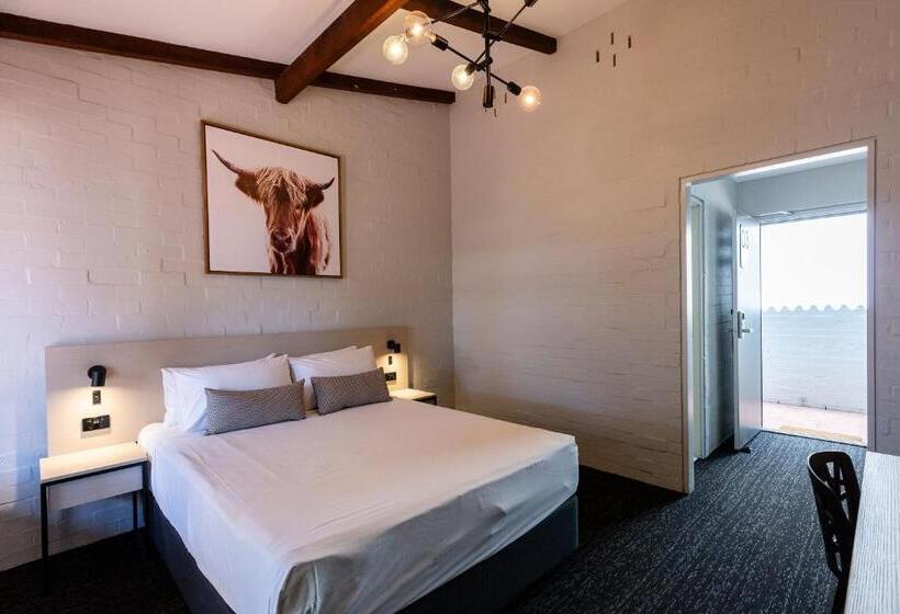 شقة غرفة واحدة, Nightcap At Wintersun