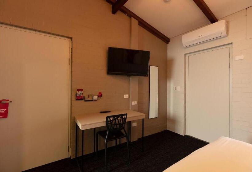 شقة غرفة واحدة, Nightcap At Wintersun