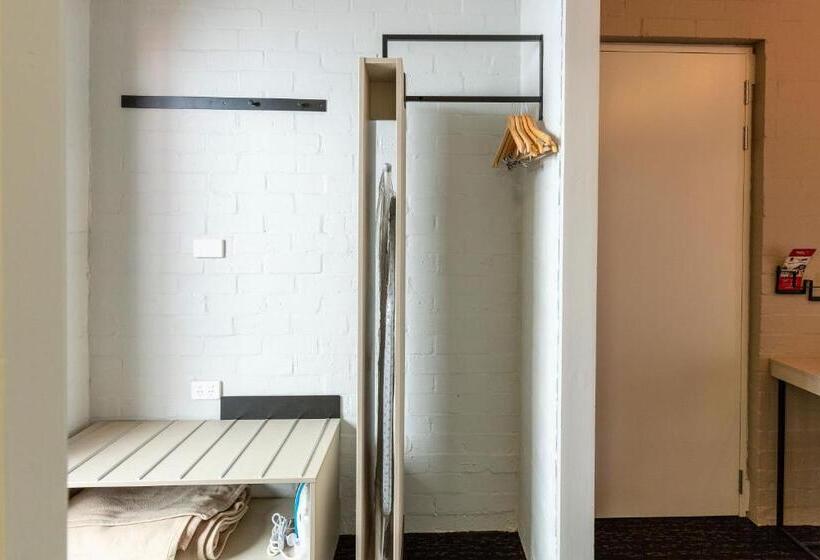 شقة غرفة واحدة, Nightcap At Wintersun