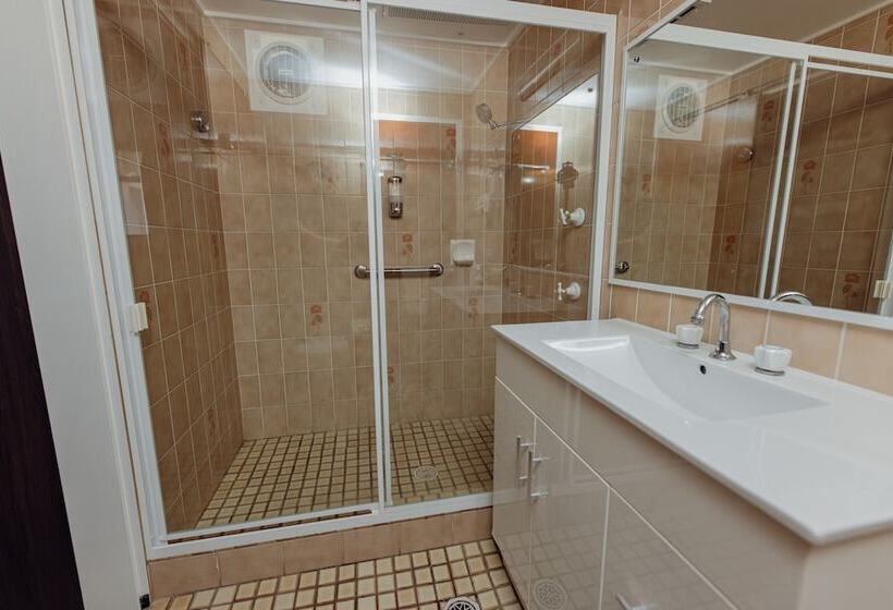 Семейный Номер, Cumberland Motor Inn
