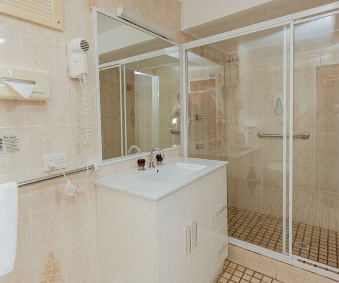 חדר משפחתי, Cumberland Motor Inn